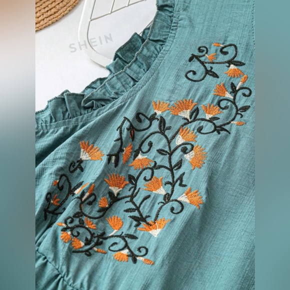 Plus Size Women's Sleeveless Embroidery Decorated Dress - Picture 3 of 7